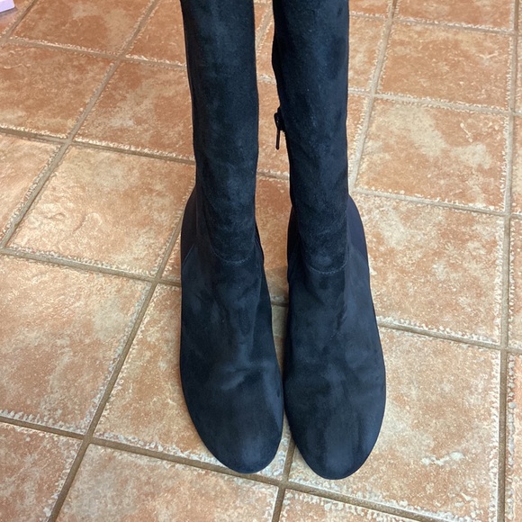 Antonio Melani Suede and Elastic knee high boots with small heel. 7.5 - Picture 4 of 7